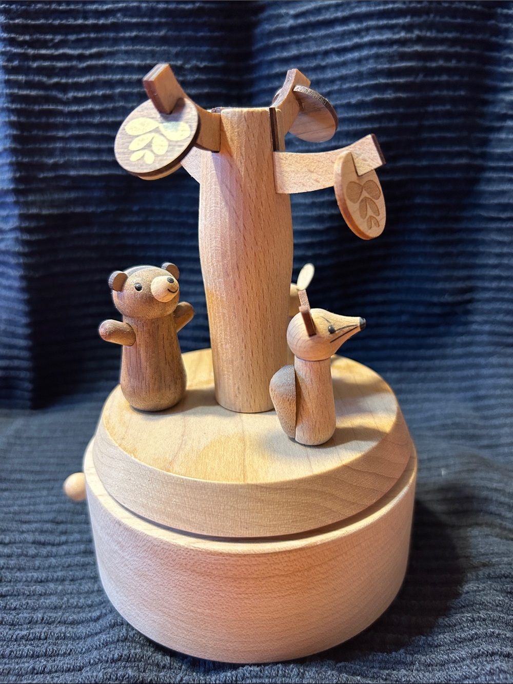 Wooderful Life handcrafted wooden musical box with forest animal figures - Picture 4 of 7